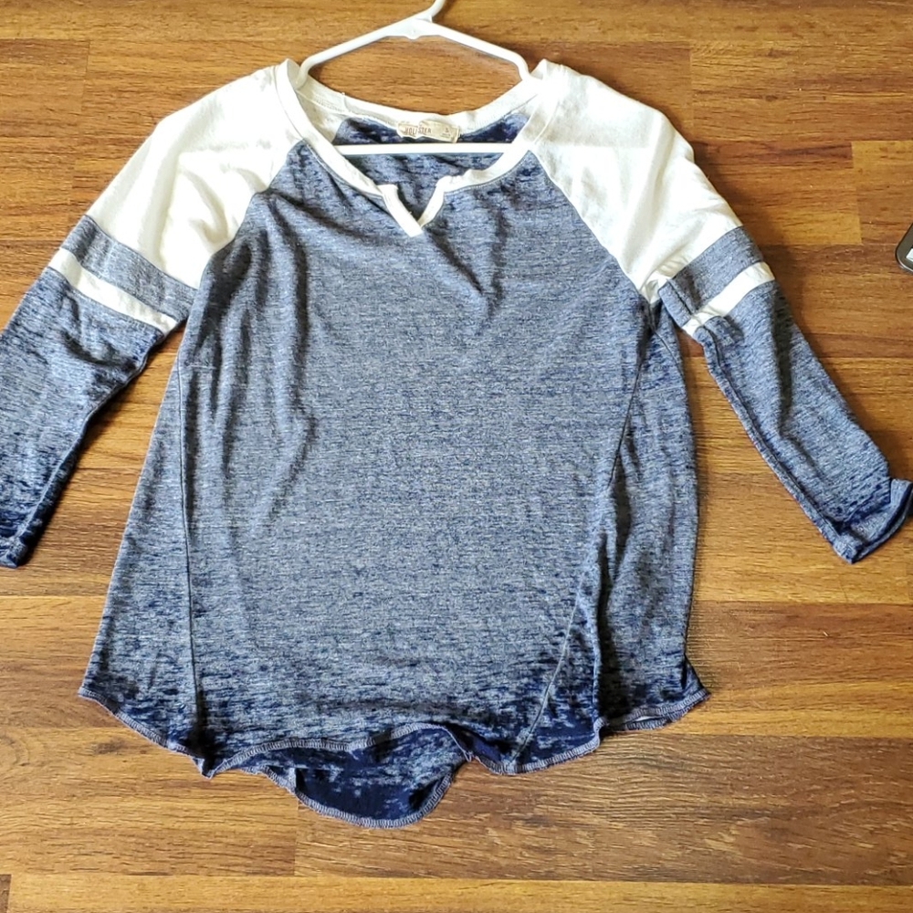 3/4 length blue and white shirt